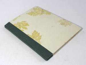 Organiseur personnel en papier couleur crème avec dos noir et impression de feuilles naturelles sur toute la surface du papier, carnet à couverture rigide - Product Image 2