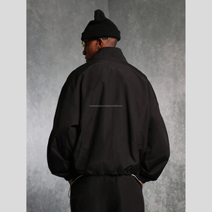 Survêtement en nylon pour homme avec col en entonnoir et coupe-vent en toile à passepoil subtil coupe régulière - Product Image 2