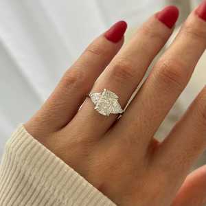 Bague de fiançailles à trois pierres en diamant de laboratoire allongé de 3 carats, or blanc 14 carats, taille trillons, certifiée IGI - Product Image 1