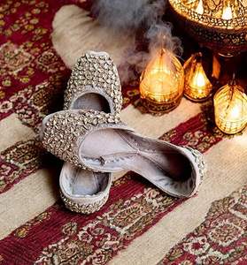 Calzado Tradicional Punjabi de Alta Calidad con Pedrería y Bordado Gota, Estilo Elegante y Moderno para Mujer - Product Image 2