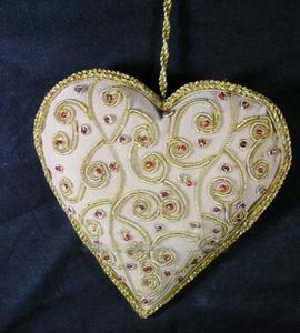 Llavero de Lujo Hecho a Mano con Forma de Corazón Blanco y Bordado Zari, Adorno Decorativo Colgante para Boda, Estilo Moderno Herencia de Agra - Product Image 1