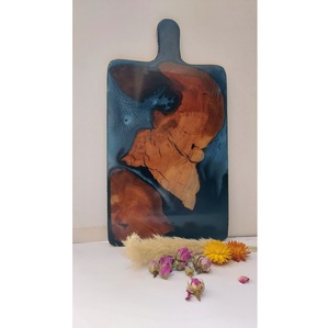 Planche à découper rustique en bois et résine, conçue pour les cuisines de style farmhouse, les restaurants, les cafés, les services de traiteur et la préparation des aliments - Product Image 3
