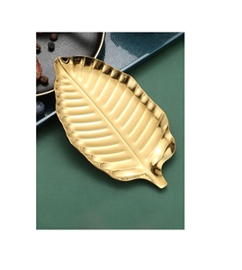 Plateau de service moderne minimaliste en laiton avec bords lisses pour une utilisation contemporaine dans la cuisine, sur la table à manger et pour la présentation en café. - Product Image 1