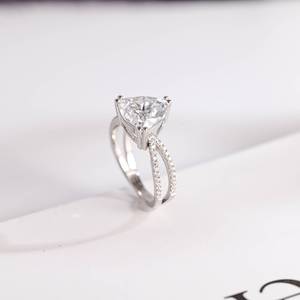 Anillo Clásico de Dos Bandas con Moissanita de 2CT, Corte Trillón, Media Pavé, Plata 925 Original, Regalo de Cumpleaños y Aniversario para Amigos - Product Image 3