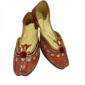 Zapatos de Fiesta de Diseño Personalizado con Bordado de Cuero y Patrón Floral, Estilo Tradicional Indio para Mujer - Product Image 1