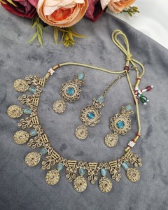 Ensemble de collier avec pierres précieuses rondes et en forme de poire, avec boucles d'oreilles et mangtika, bijoux de créateur, vêtements ethniques traditionnels, vente en gros - Product Image 4
