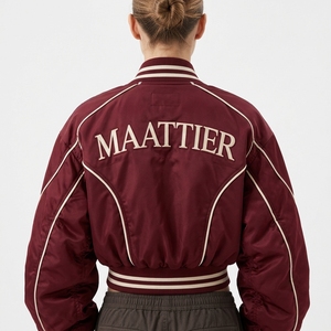 Chaqueta Bomber de Satén Borgoña para Mujer con Ribete en Contraste, Paneles Curvos en las Mangas, Cuello y Puños Acanalados, Bolsillos con Cremallera, Suministro al por Mayor Personalizado - Product Image 2