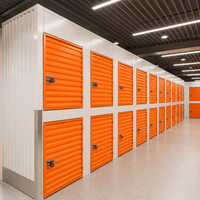 Unité de stockage autonome moderne à deux niveaux avec compartiments de rangement en acier et portes enroulables orange pour entrepôt intérieur, ferme et supermarché