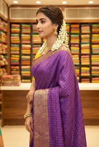 Sari en soie violette AARA Fashion avec bordure dorée et motif à carreaux, tenue de mariage pour femmes, sari indien traditionnel, longueur au sol, coupe classique - Product Image 2