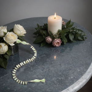 Collar contemporáneo con piedras preciosas naturales verdes y cadena ajustable para el estilo de moda de las mujeres modernas - Product Image 1