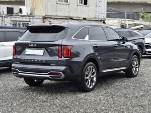 SUV Sorento Gris Usado, Vehículo Utilitario Deportivo Mediano, 5 Puertas, Diésel, Resistente, Ideal para Viajes Familiares - Product Image 2