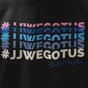 แจ็คแอนด์จิล เวท โกต อัส เสื้อสเวตเชิ้ตคอกลมสีดำพิมพ์ลายกราฟิกแขนยาวลำลองแบบสวมสำหรับทีมกิจกรรมครอบครัว - Product Image 3