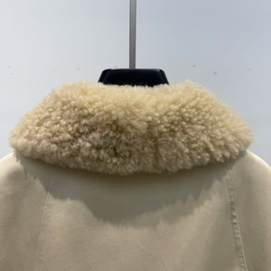 Manteau court en duvet d'oie respirant pour femme avec col en fourrure de renard et manches en fourrure véritable, fermeture éclair, design original pour l'hiver - Product Image 2