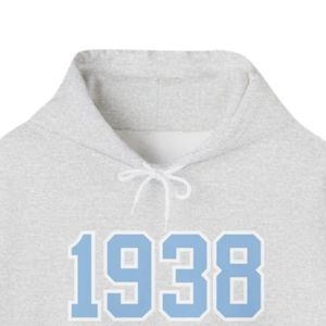 เสื้อฮู้ดดี้สไตล์วาร์ซิตี้พรีเมียม ปี 1938 แบบยูนิเซ็กส์ แขนยาว ผ้าฟลีซ พร้อมลายปักหมายเลข ดีไซน์กระเป๋าจิงโจ้ - Product Image 2