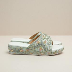 Sandalias bordadas en verde menta - Product Image 4