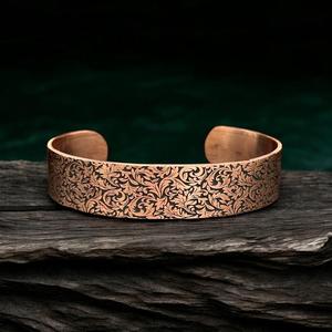 Brazalete Ancho de Cobre Martillado para Mujer, Brazalete Abierto Minimalista y Atrevido con Acabado Texturizado, Joyería Contemporánea de Diseño. - Product Image 4