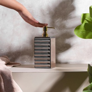 Distributeur de savon liquide élégant en acier inoxydable, support mural contemporain en métal pour salle de bain - Product Image 5