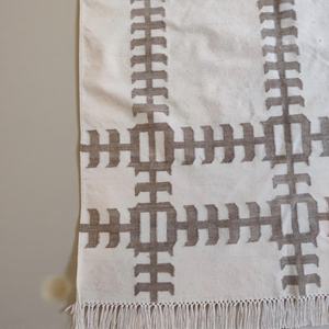 Tapis en laine fait main Durrie, motif abstrait gris et blanc minimaliste, tissage plat, écologique, antidérapant - Product Image 4