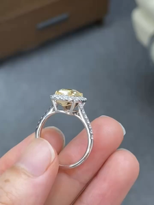 Bague de fiançailles halo avec diamant jaune radiant de 2 carats, cultivé en laboratoire, bande pavée en or blanc 14 carats, certifiée IGI - Product Image 5