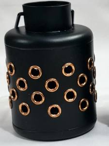 Farol de metal negro mate con patrón decorativo de anillos y asa para colgar, ideal para decoración del hogar, balcones y festividades. - Product Image 3