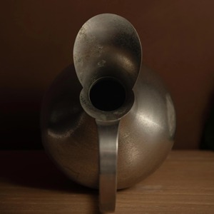 Pichet artisanal en acier inoxydable argenté, design classique, grande capacité, idéal pour la maison, les dîners et les fêtes, fabriqué en Inde - Product Image 2
