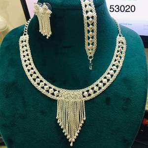 Ensemble collier et boucles d'oreilles pendantes élégants en zircon plaqué or, motif feuille tendance pour mariage 53020 - Product Image 1