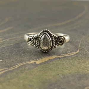 Bague fine en labradorite délicate de 2,9 grammes - Product Image 1