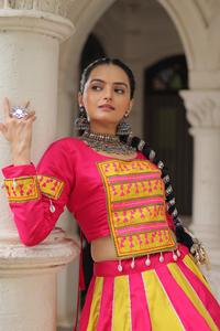 Lehenga Tradicional para Festividades con Encaje Romano y Adornos, Bordado con Hilo Gamthi y Top con Encaje Kodi - Product Image 2
