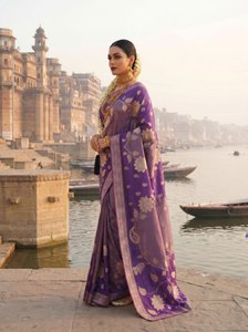Sari en tissu scintillant Aura Luxe Elite de la collection Royal Blue Blossom, élégance intemporelle pour les fêtes et les mariages - Product Image 4