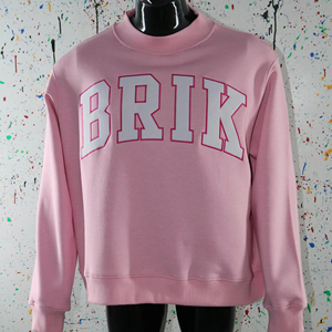 Brik เสื้อสเวตเตอร์คอจำลองสีชมพูเสื้อสเวตเตอร์คอกว้างปักผ้าสีขาว100% การผลิตในเมือง - Product Image 1