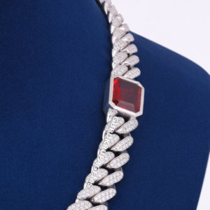 Una cadena cubana unisex de plata 925 con moissanita y diamantes de esmeralda roja únicos, de alta calidad, con certificado de autenticidad. - Product Image 5