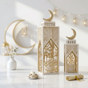 Lanternes en fer exclusives pour le Ramadan avec un dessus en forme de croissant de lune moderne et un design de calligraphie arabe pour la décoration de la maison - Product Image 1