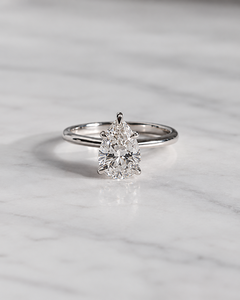 Bague de fiançailles classique solitaire en diamant taille poire pour femme, de qualité supérieure, bijoux de mariée élégants, disponible à la vente - Product Image 6