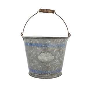 Cubo de Acero Galvanizado Antiguo con Asa de Alambre de Madera, Cubo Metálico Galvanizado Estilo Rústico a Precio Accesible - Product Image 1