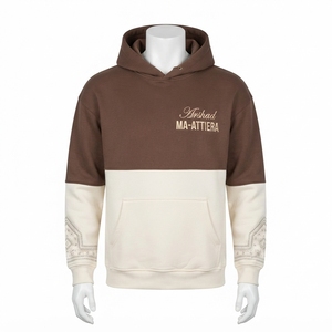 Sweat à capuche homme marron crème colorblock avec imprimé décoratif sur la manche, poche kangourou, pull streetwear personnalisé OEM ODM urbain - Product Image 1