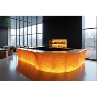Comptoir de bar commercial de luxe, forme organique, mobilier de bar lounge avec étagère à vin rétroéclairée pour pub