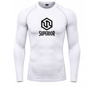 Camiseta deportiva de compresión duradera hecha de una mezcla de poliéster y spandex de alta calidad, controla la humedad y ofrece un rendimiento duradero. - Product Image 1