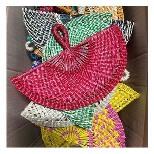 Abanico de mano artesanal estilo bohemio con hojas de palma para bodas y fiestas - Product Image 2