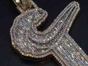 Collar con Colgante de Letra T Personalizado, Chapado en Oro sobre Plata, con Diseño de Puño Elevado y Diamantes de Moissanita, Pieza Destacada - Product Image 2