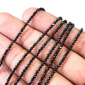 Cuentas redondas microfacetadas de ónix negro natural de 2 mm, cuentas de ónix para la fabricación de joyas, venta al por mayor, cuentas de piedras preciosas sueltas con corte de diamante facetado. - Product Image 4