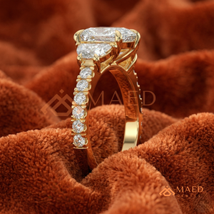 Bague de mariage de luxe en or 14 carats avec diamant taille coussin, pierres latérales ovales et bande d'accentuation pour femme - Product Image 3