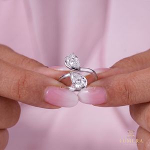 Anillo de Aniversario de Lujo con Corte de Pera Toi Et Moi, Anillo Bypass con Doble Pera de Diamante Cultivado en Laboratorio, Anillo de Promesa Escultural con Tallo Abierto - Product Image 1