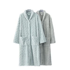 Peignoir en coton axé sur le confort avec logo brodé, conçu pour la relaxation, l'hôtellerie et le bien-être - Product Image 1