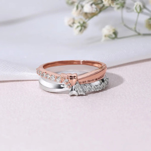 Anillo Cruzado de Dos Tonos con Diamantes en Forma de Lazo - Product Image 2
