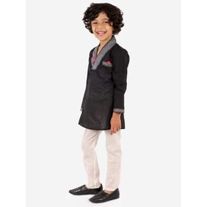 Ensemble Modeste pour Garçons en Polyester Uni Noir et Blanc, Kurta à Manches Longues avec Pyjama en Polyester - Product Image 4