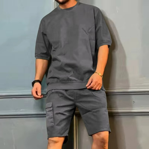 Ensemble de sport d'été respirant pour homme, couleur unie, personnalisable avec broderie, en polyester et coton, survêtement décontracté à manches courtes et pantalon cargo - Product Image 1
