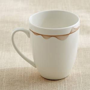Taza de Café de Cerámica Blanca de Lujo con Elegante Detalle de Ondas Doradas, Acabado Brillante y Asa Cómoda para Servir Té y Café - Product Image 2