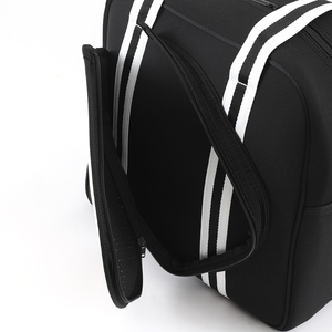 Sac fourre-tout de sport en néoprène noir avec poignées rayées blanches, fermeture éclair, résistant à l'eau, 30-40L, style décontracté - Product Image 5
