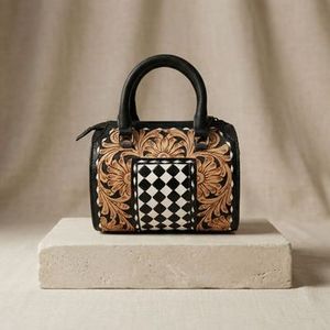 Hermosas y Atractivas Bolsas de Cuero Genuino al 100% con Diseño Floral Tallado en Blanco y Negro con Patrón a Cuadros - Product Image 3