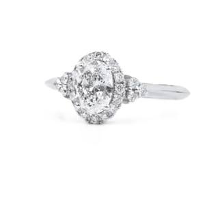 Anillo de Promesa con Halo de Diamantes Cultivados en Laboratorio, Piedra Central Ovalada y Piedras Laterales Redondas, en Plata de Ley 925 y Oro de 10K/14K, Venta al Por Mayor - Product Image 3